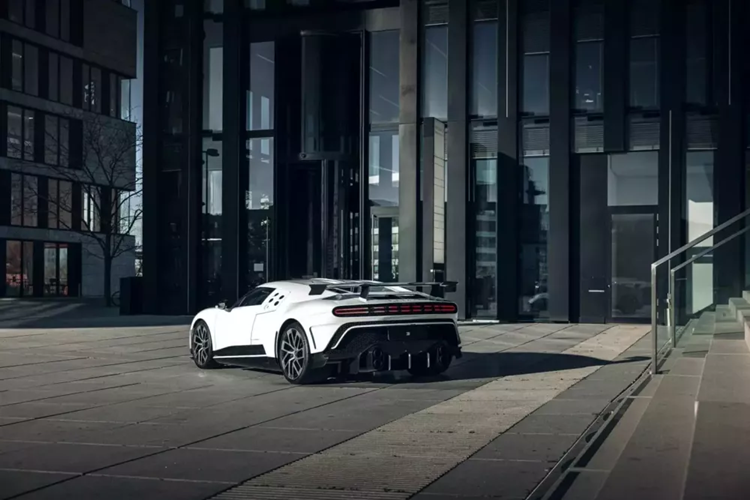 Nội thất trông tuyệt đẹp. Nó phù hợp với ngoại thất với da Beluga Black và Gris Rafale cùng nhiều chi tiết trang trí Anodised màu đen khác nhau. Mặc dù chúng tôi nghĩ cabin có thể có một số điểm nhấn màu sắc, nhưng cấu hình màu trắng và đen là vượt thời gian và sẽ trông đẹp như hiện tại trong 50 năm nữa, miễn là nó được bảo dưỡng.