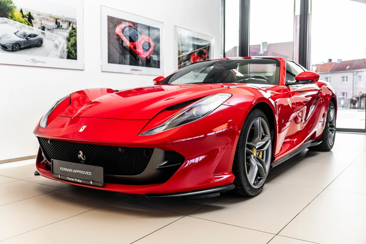 Ferrari 812 GTS: Mẫu siêu xe sử dụng động cơ V12 của Ferrari đã dừng sản xuất và được thay thế bởi chiếc 12Cilindri Spider. Tại Việt Nam, hiện có ít nhất 1 chiếc 812 GTS và được đồn đoán thuộc sở hữu của ông Đặng Lê Nguyên Vũ.