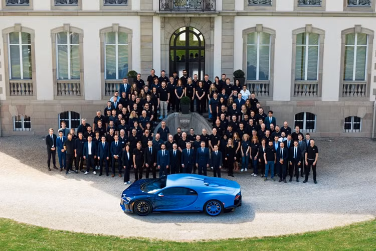 Chiếc Chiron thứ 500 được sản xuất là siêu phẩm Chiron Super Sport L’Ultime, vốn đã hoàn thành sứ mệnh của siêu xe này với những tùy chọn đẳng cấp nhất. Hiện tại, dòng xe thay thế cho Chiron là Bugatti Tourbillon, vốn sử dụng động cơ V16 hybrid với tổng công suất 1.800 mã lực.