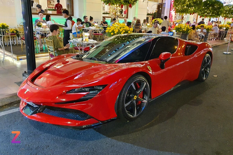 Ferrari SF90 Stradale/Spider: Là mẫu siêu xe hybrid khá thành công của Ferrari, SF90 Stradale/Spider được khá nhiều người chơi xe ở Việt Nam ưa chuộng. Tuy nhiên, mẫu siêu xe này đã bị khai tử vào khoảng giữa năm 2024. Theo một số nguồn tin, Ferrari sẽ sớm ra mắt phiên bản nâng cấp giữa vòng đời thay vì một thế hệ hoàn toàn mới.