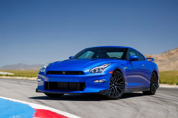 Nissan GT-R R35: Có mặt từ năm 2007, Nissan GT-R là mẫu xe thể thao đầu bảng, kế thừa thành công của mẫu Skyline GT-R R34. Sau gần 20 năm có mặt trên thị trường, mẫu xe này cũng đến cuối vòng đời với các phiên bản Skyline Edition và Takumi Edition. Thế hệ mới của mẫu xe này được dự đoán phát triển theo bản concept Nissan Hyper Force.