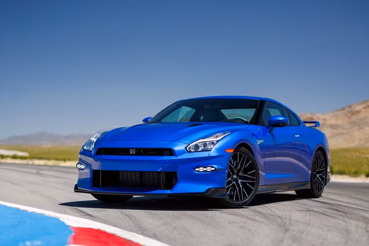 Nissan GT-R R35: Có mặt từ năm 2007, Nissan GT-R là mẫu xe thể thao đầu bảng, kế thừa thành công của mẫu Skyline GT-R R34. Sau gần 20 năm có mặt trên thị trường, mẫu xe này cũng đến cuối vòng đời với các phiên bản Skyline Edition và Takumi Edition. Thế hệ mới của mẫu xe này được dự đoán phát triển theo bản concept Nissan Hyper Force.