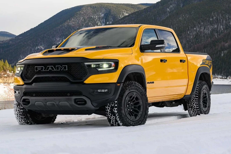 RAM 1500 TRX: Đối trọng của Ford F-150 Raptor đã bị khai tử tại nhiều quốc gia. Để thay thế cho mẫu bán tải này, Ram đã giới thiệu chiếc 1500 RHO sử dụng động cơ 6 xy-lanh 3.0L mạnh 540 mã lực, thay vì V8 siêu nạp dung tích 6.2L mạnh 712 mã lực trên chiếc 1500 TRX.