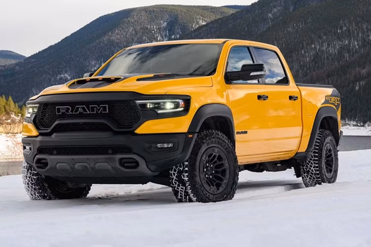RAM 1500 TRX: Đối trọng của Ford F-150 Raptor đã bị khai tử tại nhiều quốc gia. Để thay thế cho mẫu bán tải này, Ram đã giới thiệu chiếc 1500 RHO sử dụng động cơ 6 xy-lanh 3.0L mạnh 540 mã lực, thay vì V8 siêu nạp dung tích 6.2L mạnh 712 mã lực trên chiếc 1500 TRX.