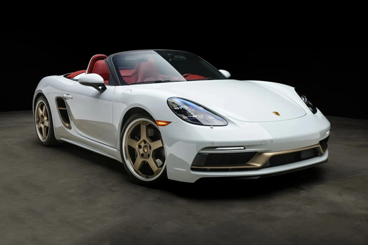 Porsche 718 Cayman/718 Boxster: Hai mẫu xe thể thao Porsche 718 Boxster và 718 Cayman sẽ dừng phân phối tại châu Âu do không đáp ứng được các tiêu chuẩn về an ninh mạng. Tuy nhiên, xu hướng chuyển sang xe thuần điện không mấy khả quan khiến việc phát triển phiên bản thuần điện của Cayman/Boxster đã gặp nhiều khó khăn hơn kế hoạch.