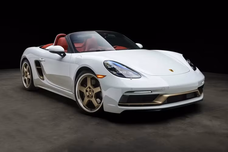 Porsche 718 Cayman/718 Boxster: Hai mẫu xe thể thao Porsche 718 Boxster và 718 Cayman sẽ dừng phân phối tại châu Âu do không đáp ứng được các tiêu chuẩn về an ninh mạng. Tuy nhiên, xu hướng chuyển sang xe thuần điện không mấy khả quan khiến việc phát triển phiên bản thuần điện của Cayman/Boxster đã gặp nhiều khó khăn hơn kế hoạch.