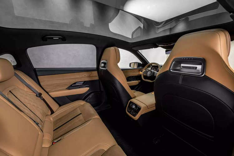 Nổi bật là màn hình giải trí cảm ứng kích thước 14,6 inch đặt giữa mặt taplo và bảng đồng hồ kỹ thuật số 10,2 inch. Một số trang bị nổi bật khác còn bao gồm đèn LED nội thất 64 màu, hệ thống âm thanh 14 loa Sony và ghế trước không trọng lực.