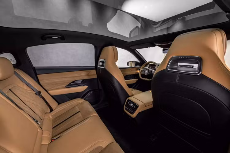 Nổi bật là màn hình giải trí cảm ứng kích thước 14,6 inch đặt giữa mặt taplo và bảng đồng hồ kỹ thuật số 10,2 inch. Một số trang bị nổi bật khác còn bao gồm đèn LED nội thất 64 màu, hệ thống âm thanh 14 loa Sony và ghế trước không trọng lực.