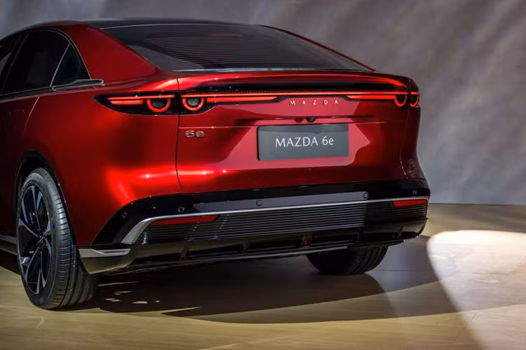 Thứ hai là loại pin có dung lượng 80 kWh cho quãng đường di chuyển lên tới 555 km,nhưng cần 45 phút để sạc đầy từ 10-80%. Phiên bản pin 68,8 kWh sản sinh công suất 258 mã lực, giúp xe tăng tốc từ 0-100 km/h trong 7,6 giây.