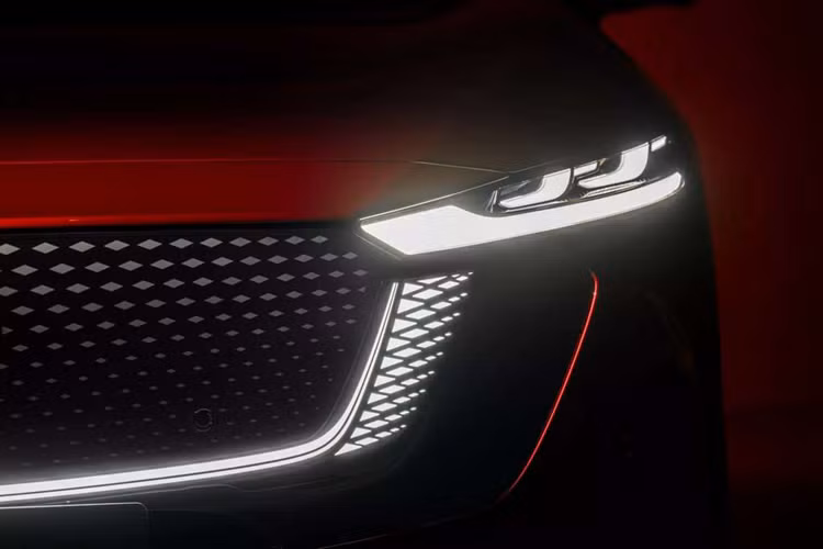 Phần đầu xe nổi bật với lưới tản nhiệt được bao quanh bởi dải đèn LED có tính năng nhấp nháy để báo hiệu trạng thái pin khi đang sạc. Đường viền nắp ca-pô của Mazda 6e được thiết kế thấp, khiến cho 6e trông thực sự thể thao.