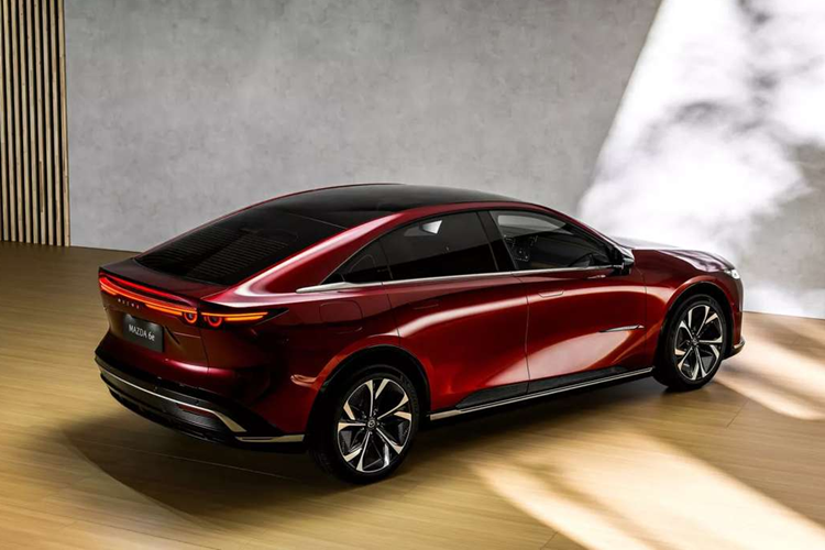Mẫu xe sedan điện Mazda 6e là kết quả hợp tác giữa thương hiệu ô tô Nhật Bản và Changan Automobile. Mẫu xe này vẫn mang những nét đặc trưng của Mazda với ngôn ngữ thiết kế Kodo Soul of Motion. Giống như những mẫu Mazda khác, Mazda 6e là một mẫu xe bóng bẩy với kiểu dáng thanh lịch, hiện đại.