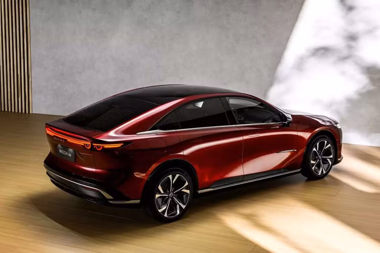 Mẫu xe sedan điện Mazda 6e là kết quả hợp tác giữa thương hiệu ô tô Nhật Bản và Changan Automobile. Mẫu xe này vẫn mang những nét đặc trưng của Mazda với ngôn ngữ thiết kế Kodo Soul of Motion. Giống như những mẫu Mazda khác, Mazda 6e là một mẫu xe bóng bẩy với kiểu dáng thanh lịch, hiện đại.