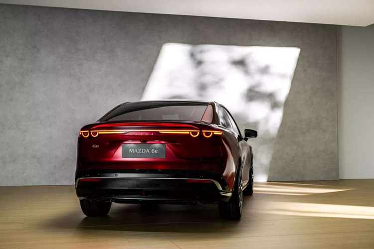 Phiên bản pin lớn hơn có công suất 244 mã lực, cho phép xe tăng tốc 0-100 km/h trong 7,8 giây. Dẫn động cầu sau hứa hẹn mang đến trải nghiệm lái xe phấn khích.