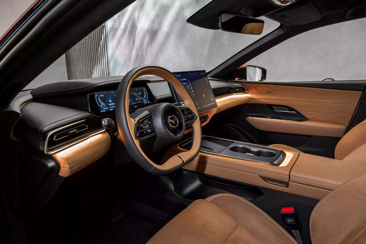 Kính cửa không khung, đường mái thấp và cánh gió sau chủ động càng khiến vẻ ngoài của Mazda 6e thêm khoẻ khoắn, năng động. Bên trong cabin, Mazda 6e sở hữu không gian nội thất hiện đại, tập trung vào sự thoải mái và công nghệ.