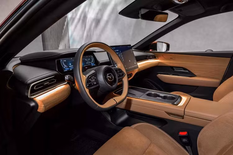 Kính cửa không khung, đường mái thấp và cánh gió sau chủ động càng khiến vẻ ngoài của Mazda 6e thêm khoẻ khoắn, năng động. Bên trong cabin, Mazda 6e sở hữu không gian nội thất hiện đại, tập trung vào sự thoải mái và công nghệ.