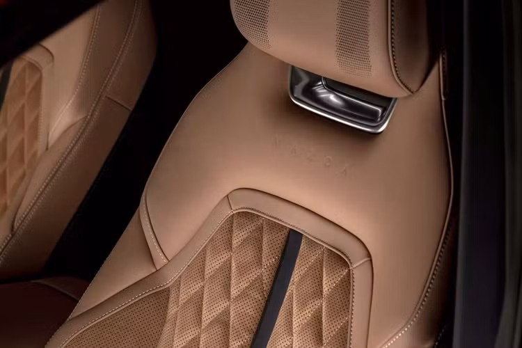 Mazda cung cấp cho 6e hai loại pin, gồm: loại nhỏ nhất có dung lượng 68,8 kWh cung cấp phạm vi chạy điện lên đến 483 km, có thể sạc từ 10-80% trong 22 phút với công suất sạc 200 kW. Khi sạc 15 phút phạm vi hoạt động của xe có thể đạt 233 km.