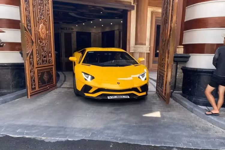 Siêu xe triệu đô McLaren Senna đầu tiên xuất hiện tại Việt Nam của Hoàng Kim Khánh, nhưng lại mang biển số Campuchia sẽ sở hữu màu sơn Cerberus Pearl do bộ phận cá nhân hóa MSO tạo ra chỉ đúng cho 2 xe Senna trên thế giới.