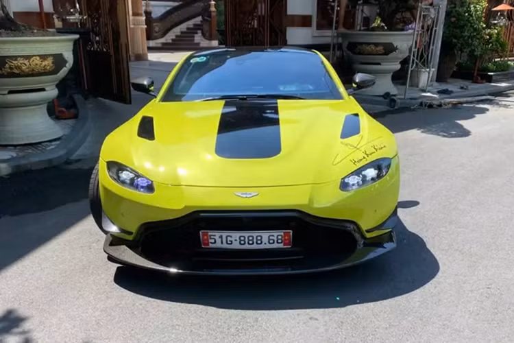 Theo một số thông tin ban đầu cho rằng, tất cả siêu xe và xe sang của đại gia Hoàng Kim Khánh đã được vận chuyển về 1 tỉnh thành phía Bắc, anh chỉ để lại garage cặp đôi xe đỉnh cao đó là McLaren Senna và siêu phẩm đình đám Koenigsegg Regera.