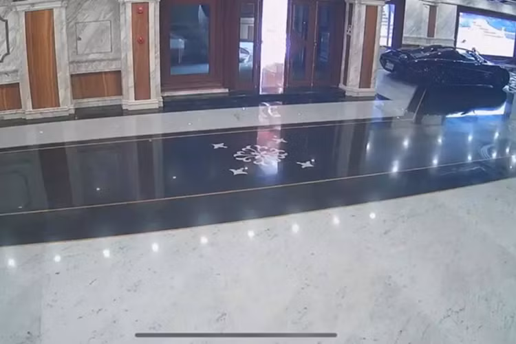 Vài ngày sau đó, rất nhiều siêu xe, xe sang đã rời khỏi garage ôtô trăm tý của Hoàng Kim Khánh, với địa điểm được bật mí là 1 vùng núi, tuy nhiên chưa rõ là đâu.