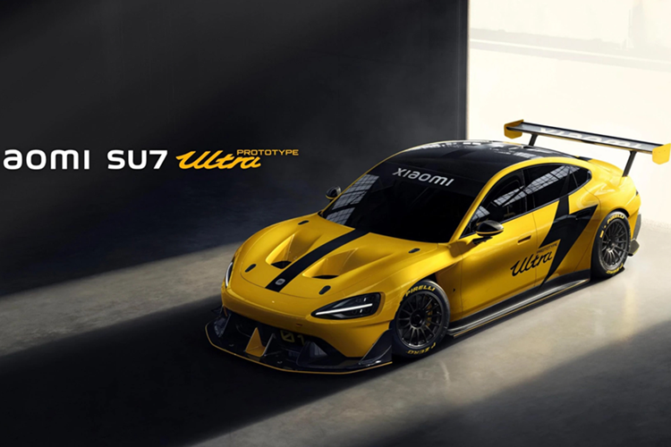SU7 Ultra là phiên bản dành cho đường đua của mẫu xe điện SU7, được trang bị thêm hàng loạt chi tiết tập trung vào việc tối ưu khí động học bao gồm cánh lướt gió cỡ lớn ở đuôi xe, bộ chia gió trước kiểu mới, các tấm chắn hông cũng như mâm xe đua đặc biệt.