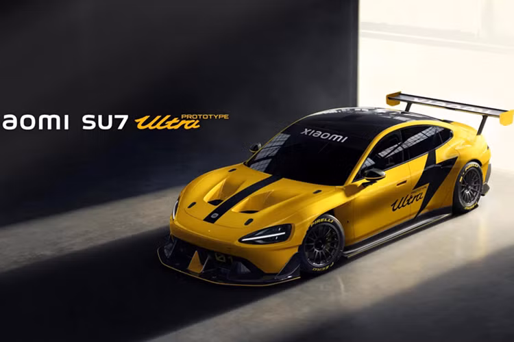 SU7 Ultra là phiên bản dành cho đường đua của mẫu xe điện SU7, được trang bị thêm hàng loạt chi tiết tập trung vào việc tối ưu khí động học bao gồm cánh lướt gió cỡ lớn ở đuôi xe, bộ chia gió trước kiểu mới, các tấm chắn hông cũng như mâm xe đua đặc biệt.