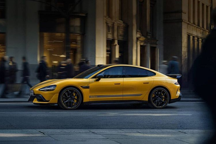 Theo công bố từ hãng, trong 10 phút đầu tiên, mẫu xe này đã nhận được 6.900 đơn đặt hàng và con số nhanh chóng cán mốc 10.000 sau 2 giờ. Đây là mục tiêu doanh số mà Xiaomi đặt ra cho cả năm 2025, điều này cho thấy sức hút mạnh mẽ của SU7 Ultra ngay từ khi ra mắt.