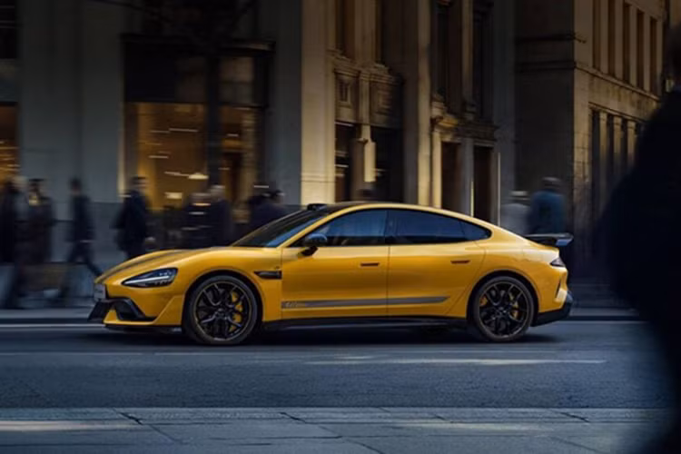 Theo công bố từ hãng, trong 10 phút đầu tiên, mẫu xe này đã nhận được 6.900 đơn đặt hàng và con số nhanh chóng cán mốc 10.000 sau 2 giờ. Đây là mục tiêu doanh số mà Xiaomi đặt ra cho cả năm 2025, điều này cho thấy sức hút mạnh mẽ của SU7 Ultra ngay từ khi ra mắt.