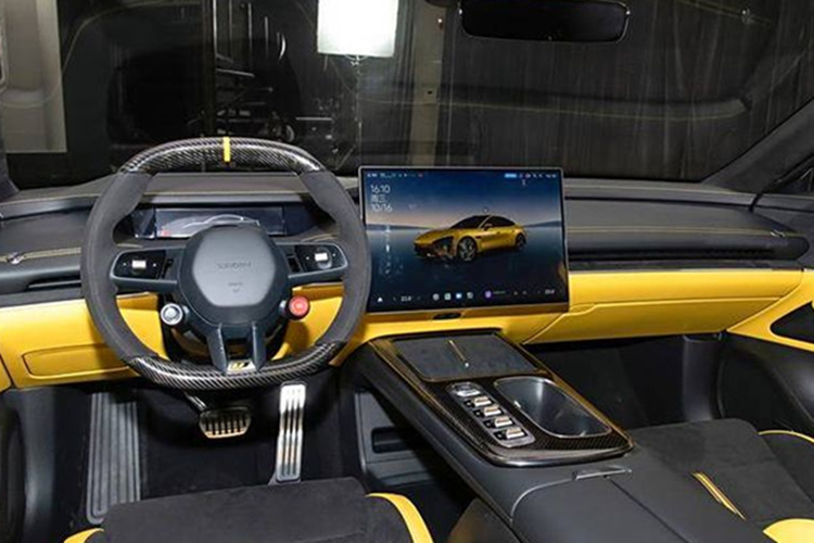 Đến khi ra mắt, giá xe được điều chỉnh giảm về 529.900 NDT (khoảng 72.800 USD - hơn 1,73 tỷ đồng), tức đã thấp hơn 285.000 NDT (khoảng 39.000 USD - hơn 920 triệu đồng) so với giai đoạn pre-sale.