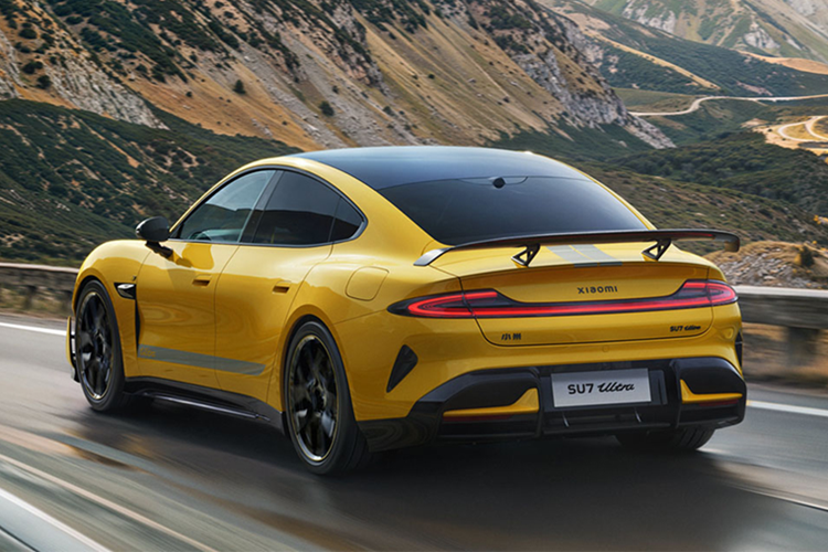 Xiaomi SU7 Ultra được trang bị 2 motor điện V8s kết hợp cùng một motor điện V6s do chính Xiaomi phát triển và sản xuất, cho ra tổng công suất tối đa đến 1.548 mã lực. Với sức mạnh này, Xiaomi SU7 Ultra chỉ cần 1,97 giây để đạt tốc độ 100 km/h.