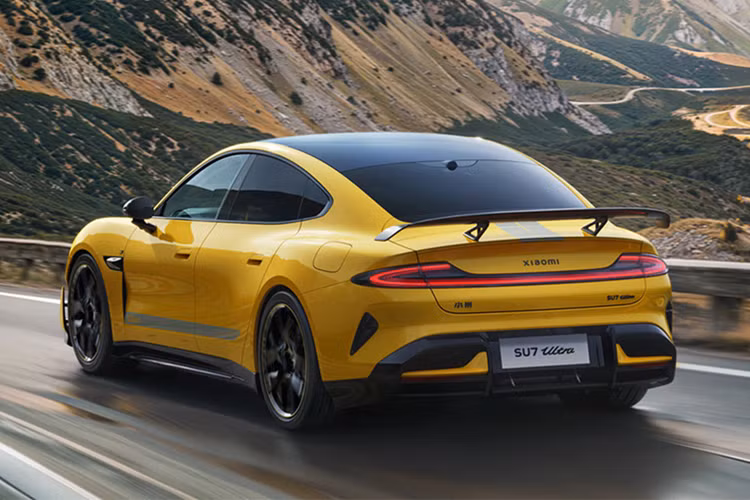 Xiaomi SU7 Ultra được trang bị 2 motor điện V8s kết hợp cùng một motor điện V6s do chính Xiaomi phát triển và sản xuất, cho ra tổng công suất tối đa đến 1.548 mã lực. Với sức mạnh này, Xiaomi SU7 Ultra chỉ cần 1,97 giây để đạt tốc độ 100 km/h.