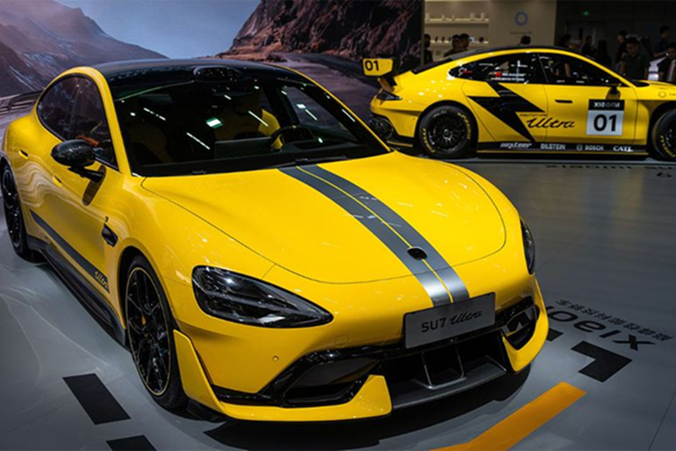 SU7 Ultra - mẫu xe điện hiệu suất cao vừa ra mắt của Xiaomi, đã ghi nhận một kỷ lục ấn tượng khi đạt 10.000 đơn đặt hàng chỉ trong vòng 2 giờ sau khi mở bán. Đáng chú ý, Xiaomi SU7 Ultra giảm giá tới hơn 285.000 NDT (khoảng 39.000 USD - hơn 920 triệu đồng) so với mức công bố vào năm ngoái.