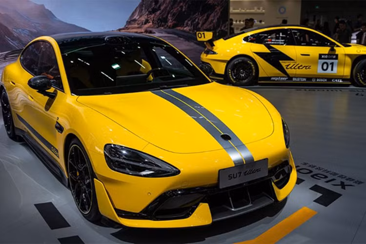 SU7 Ultra - mẫu xe điện hiệu suất cao vừa ra mắt của Xiaomi, đã ghi nhận một kỷ lục ấn tượng khi đạt 10.000 đơn đặt hàng chỉ trong vòng 2 giờ sau khi mở bán. Đáng chú ý, Xiaomi SU7 Ultra giảm giá tới hơn 285.000 NDT (khoảng 39.000 USD - hơn 920 triệu đồng) so với mức công bố vào năm ngoái.