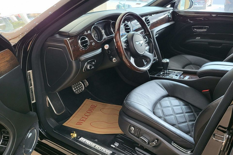 Đầu tiên là dòng chữ Le Mans Edition trên bậc cửa như khẳng định đây là 1 trong 48 chiếc xe Bentley Mulsanne Le Mans Edition được sản xuất dành riêng cho thị trường Bắc Mỹ. Tiếp đến cũng là dòng chữ trên nhưng được thêu dập nổi trên tựa đầu ghế ngồi của xe.