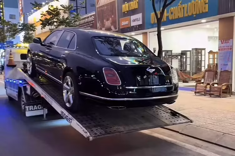 Được biết, số quãng đường công tơ mét mà chiếc xe siêu sang Bentley Mulsanne Le Mans Edition có một không hai tại dải đất hình chữ S này đã chạy được trên 57.000 km nhưng độ hiếm có hứa hẹn sẽ giúp xe sớm tìm thấy các chủ nhân yêu thích hãng xe Bentley .