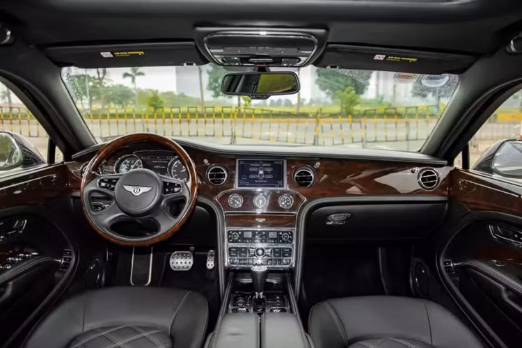 Chiếc xe siêu sang Bentley Mulsanne Le Mans Edition mới về Bình Dương có ngoại thất màu đen cùng điểm nhấn là các chi tiết mạ crôm bóng loáng cũng như la-zăng đa chấp kép của xe nên sẽ rất khó để người ta biết đây là một chiếc xe Bentley Mulsanne giới hạn.