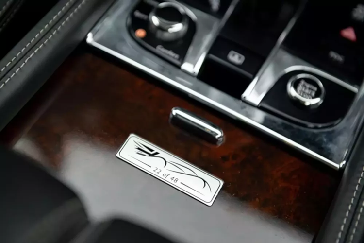 Cuối cùng chính là chi tiết xe có đính huy hiệu với logo 22/48 mang hàm ý chiếc xe Bentley Mulsanne Le Mans Edition tại Việt Nam mang số thứ tự 22 trên tổng số 48 xe sản xuất toàn cầu cũng như chi tiết mặt đồng hồ Le Mans Edition.