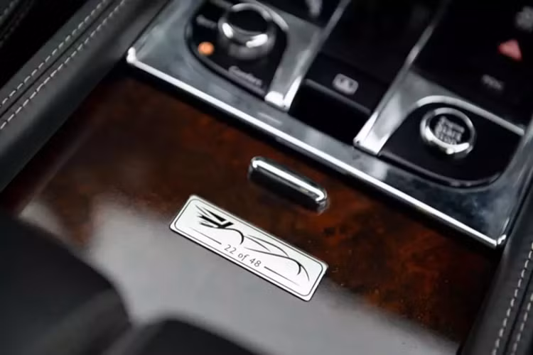 Cuối cùng chính là chi tiết xe có đính huy hiệu với logo 22/48 mang hàm ý chiếc xe Bentley Mulsanne Le Mans Edition tại Việt Nam mang số thứ tự 22 trên tổng số 48 xe sản xuất toàn cầu cũng như chi tiết mặt đồng hồ Le Mans Edition.