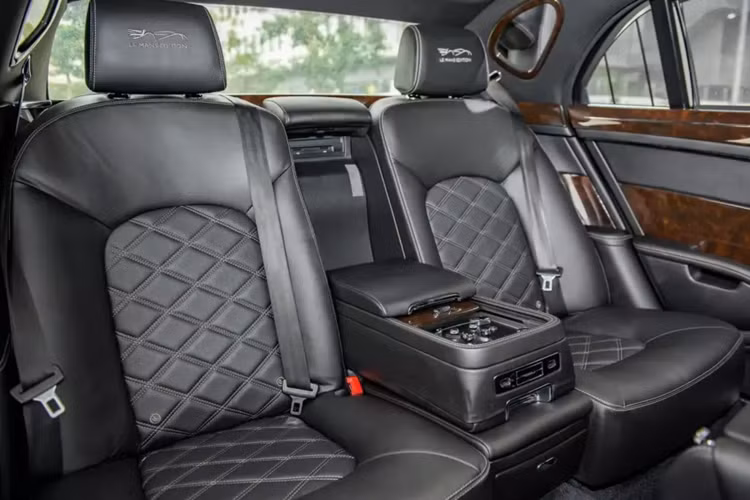 Bên sườn xe có sự xuất hiện của cái tên Mulliner, mang ý nghĩa một bộ phận cá nhân hóa của hãng xe Bentley. Bentley và Rolls-Royce luôn tập trung sự xa hoa cũng như đẳng cấp nhất bên trong khoang lái và nội thất của xe siêu sang Mulsanne Le Mans Edition cũng là thứ giúp xe trở nên khác biệt.