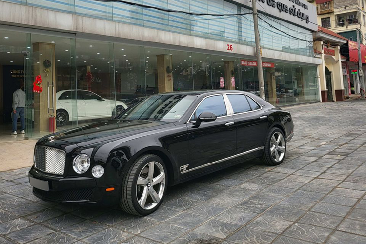 Bentley Mulsanne Le Mans Edition vẫn sử dụng động cơ V8, dung tích 5,5 lít, tăng áp kép, sản sinh ra công suất tối đa 505 mã lực và mô-men xoắn cực đại lên tới 1.020 Nm. Động cơ kết hợp với đó là hộp số tự động 8 cấp của ZF. Chiếc xe siêu sang Bentley Mulsanne Le Mans Edition dễ dàng tăng tốc từ vị trí xuất phát lên 100 km/h trong thời gian 5,3 giây trước khi đạt tốc độ tối đa khoảng 296 km/h.