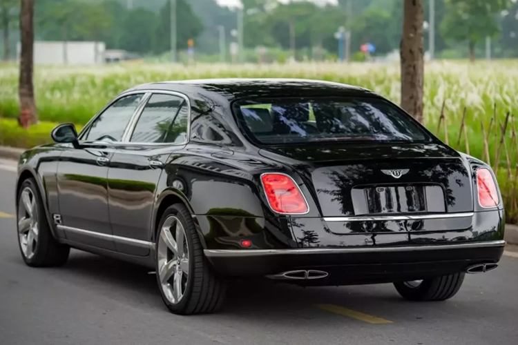Vì thế mà hình ảnh 1 chiếc xe siêu sang Bentley Mulsanne mang ngoại thất màu đen, được vận chuyển bằng xe cứu hộ xuất hiện ở tỉnh Bình Dương, đã nhanh chóng nhận được sự quan tâm, đơn giản nhìn vào thiết kế ống xả cùng 1 số đặc điểm khác, không quá khó để nhận biết đây chính là Bentley Mulsanne Le Mans Edition.
