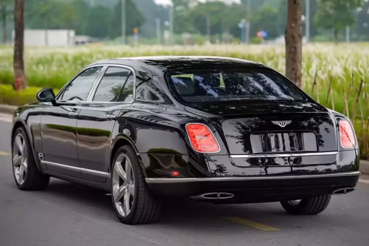 Vì thế mà hình ảnh 1 chiếc xe siêu sang Bentley Mulsanne mang ngoại thất màu đen, được vận chuyển bằng xe cứu hộ xuất hiện ở tỉnh Bình Dương, đã nhanh chóng nhận được sự quan tâm, đơn giản nhìn vào thiết kế ống xả cùng 1 số đặc điểm khác, không quá khó để nhận biết đây chính là Bentley Mulsanne Le Mans Edition.