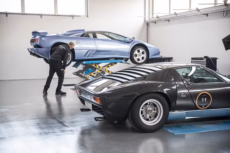 Việc phục chế siêu xe cổ chính hãng là một quy trình rất khó khăn với nhiều nhà phục chế do việc tìm kiếm phụ tùng thay thế, khôi phục các chi tiết về tình trạng nguyên bản.