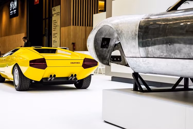 Bước thứ hai của quá trình phục chế chính là tháo dỡ và đội ngũ sẽ tháo chiếc xe ra và kiểm tra các bộ phận còn sử dụng được.