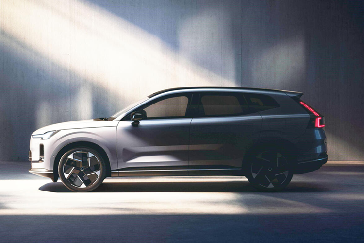 Một trong những điểm nhấn đáng chú ý của Volvo XC70 chính là khả năng chạy thuần điện lên đến 200 km theo chuẩn CLTC. Con số này mang đến một lợi thế rõ rệt trong phân khúc, giúp người sử dụng dễ dàng di chuyển trong thành phố mà không cần phải sử dụng đến động cơ xăng.