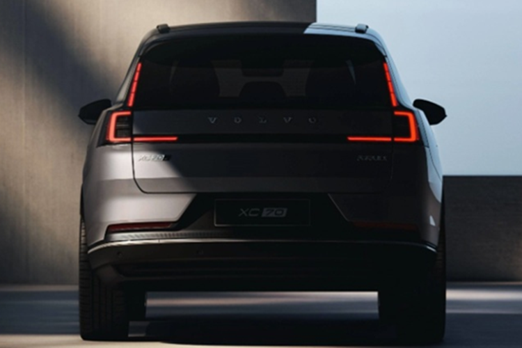Thông tin chi tiết về Volvo XC70 sẽ tiếp tục được hé lộ trong thời gian tới. Dự kiến, mẫu xe này sẽ đóng vai trò quan trọng trong chiến lược phát triển xe điện toàn cầu của hãng, giúp Volvo duy trì sự cân bằng trong danh mục sản phẩm, đồng thời mang đến một lựa chọn linh hoạt cho khách hàng chưa sẵn sàng chuyển hoàn toàn sang xe điện.