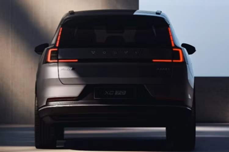 Thông tin chi tiết về Volvo XC70 sẽ tiếp tục được hé lộ trong thời gian tới. Dự kiến, mẫu xe này sẽ đóng vai trò quan trọng trong chiến lược phát triển xe điện toàn cầu của hãng, giúp Volvo duy trì sự cân bằng trong danh mục sản phẩm, đồng thời mang đến một lựa chọn linh hoạt cho khách hàng chưa sẵn sàng chuyển hoàn toàn sang xe điện.