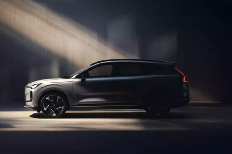 Về không gian nội thất, dù Volvo XC70 hybrid sạc điện chưa tiết lộ chi tiết, nhưng giới chuyên môn kỳ vọng mẫu xe này sẽ tiếp tục duy trì phong cách thiết kế nội thất đặc trưng của Volvo với chất liệu cao cấp, công nghệ kết nối hiện đại và tiêu chuẩn an toàn hàng đầu.