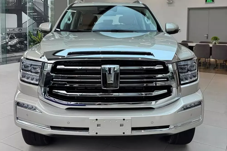 Tất nhiên, mẫu xe Trung Quốc này chưa thể sánh được với đại diện nhà Toyota về mặt thương hiệu và danh tiếng. Như thông tin đã đưa, Tank 500 sở hữu kích thước dài x rộng x cao lần lượt 5.078 x 1.934 x 1.905 mm, chiều dài cơ sở 2.850 mm và chiều cao gầm 224 mm.