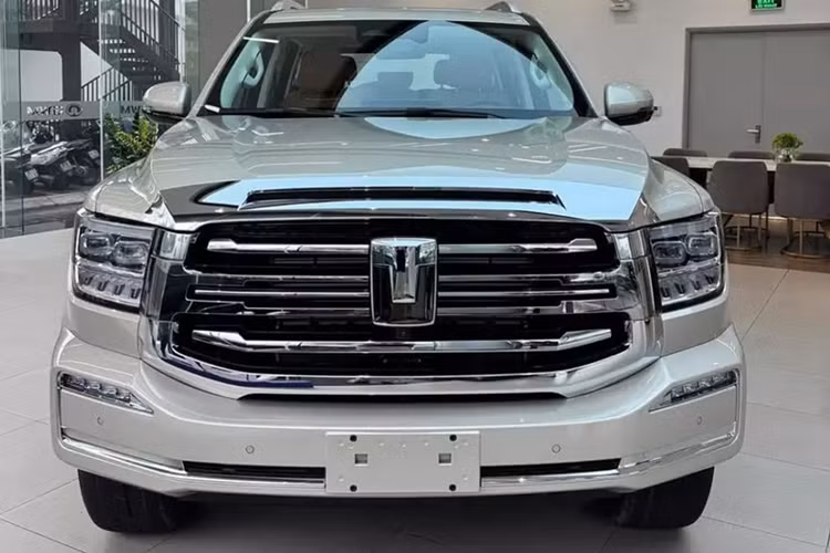 Tất nhiên, mẫu xe Trung Quốc này chưa thể sánh được với đại diện nhà Toyota về mặt thương hiệu và danh tiếng. Như thông tin đã đưa, Tank 500 sở hữu kích thước dài x rộng x cao lần lượt 5.078 x 1.934 x 1.905 mm, chiều dài cơ sở 2.850 mm và chiều cao gầm 224 mm.