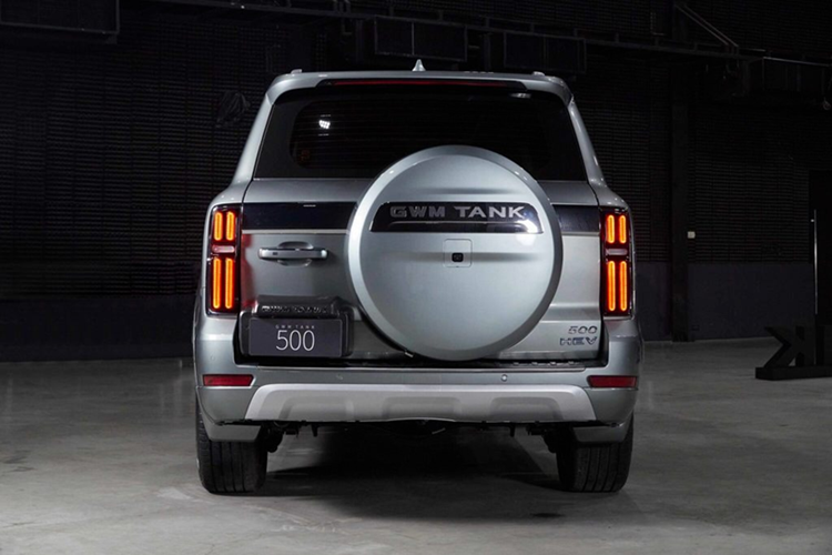 Cuối cùng là những trang bị an toàn như phanh tay điện tử, tự động giữ phanh tạm thời, tự động khóa cửa khi chìa khóa ra khỏi vùng cảm biến, hệ thống hỗ trợ chuyển làn đường để tránh chướng ngại vật, hỗ trợ đánh lái khẩn cấp, hỗ trợ khởi hành ngang dốc, hỗ trợ xuống dốc và camera 360 độ.